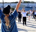 День физкультурника в Корсакове встретили массовой зарядкой на набережной