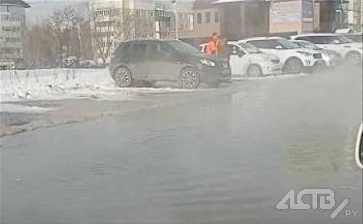 Воду сбрасывают в ливнёвки с затопленного участка проспекта Мира в Южно-Сахалинске