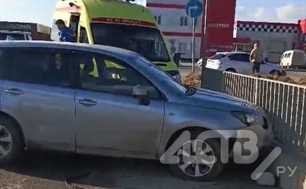 "Пролетел через две канавы и врезался в забор": водителю в Южно-Сахалинске стало плохо за рулем
