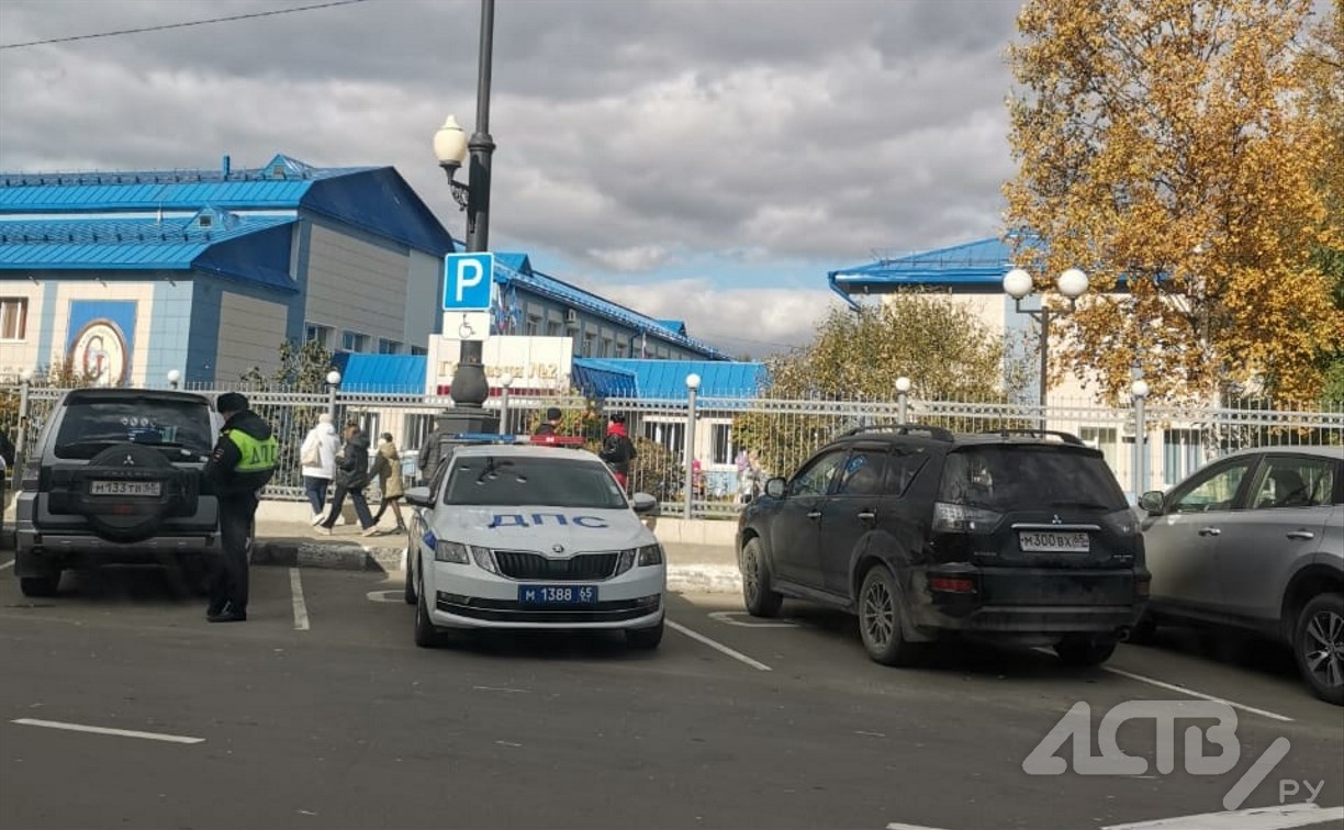 В сахалинском ГИБДД рассказали, почему их машина припарковалась на месте для инвалидов