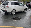 Автомобили влетают в дыру на дороге у Чехов-центра в Южно-Сахалинске