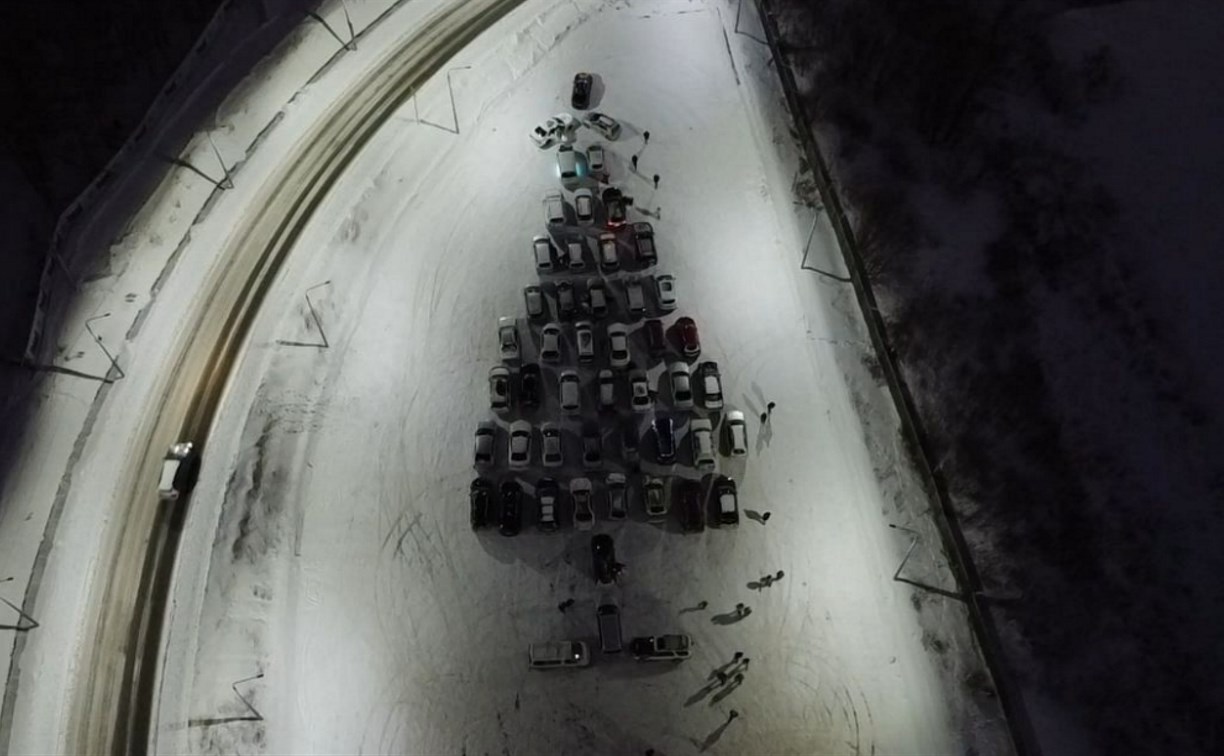 В Южно-Сахалинске в преддверии праздников зажглась автоёлка