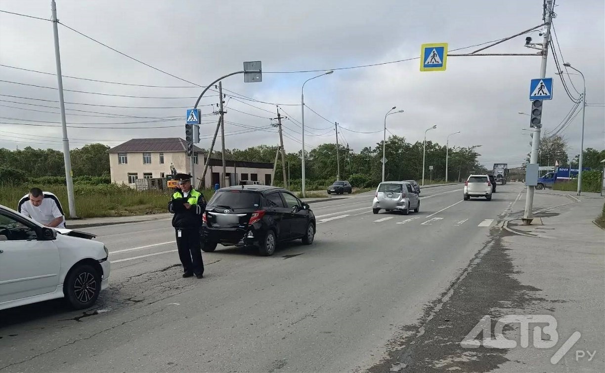 Массовая авария случилась на новом светофоре на Лермонтова в Южно-Сахалинске 