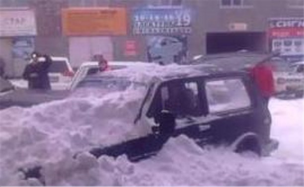 Снежная лавина обрушилась на автомобиль в Южно-Сахалинске