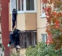Сахалинцы спасли детей из окна в доме, где в горящей квартире погиб мужчина 