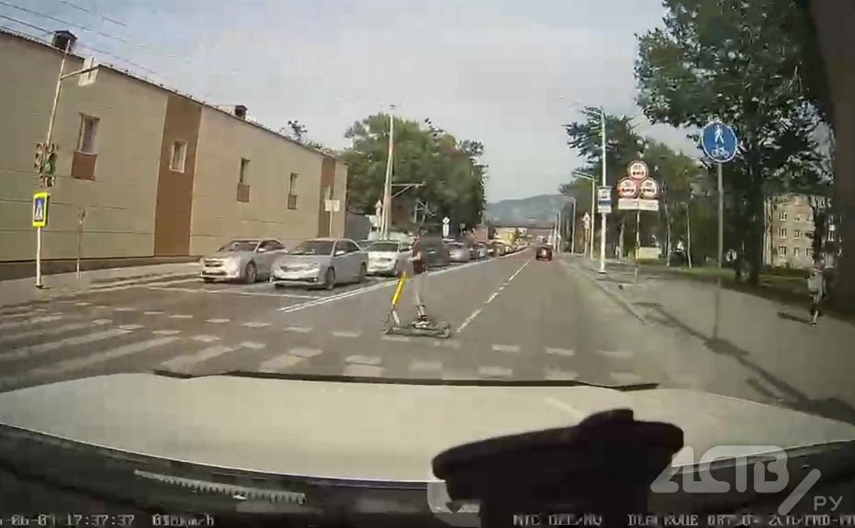 В Южно-Сахалинске ребёнок на электросамокате промчался по "зебре" прямо перед машиной