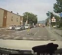 В Южно-Сахалинске ребёнок на электросамокате промчался по "зебре" прямо перед машиной
