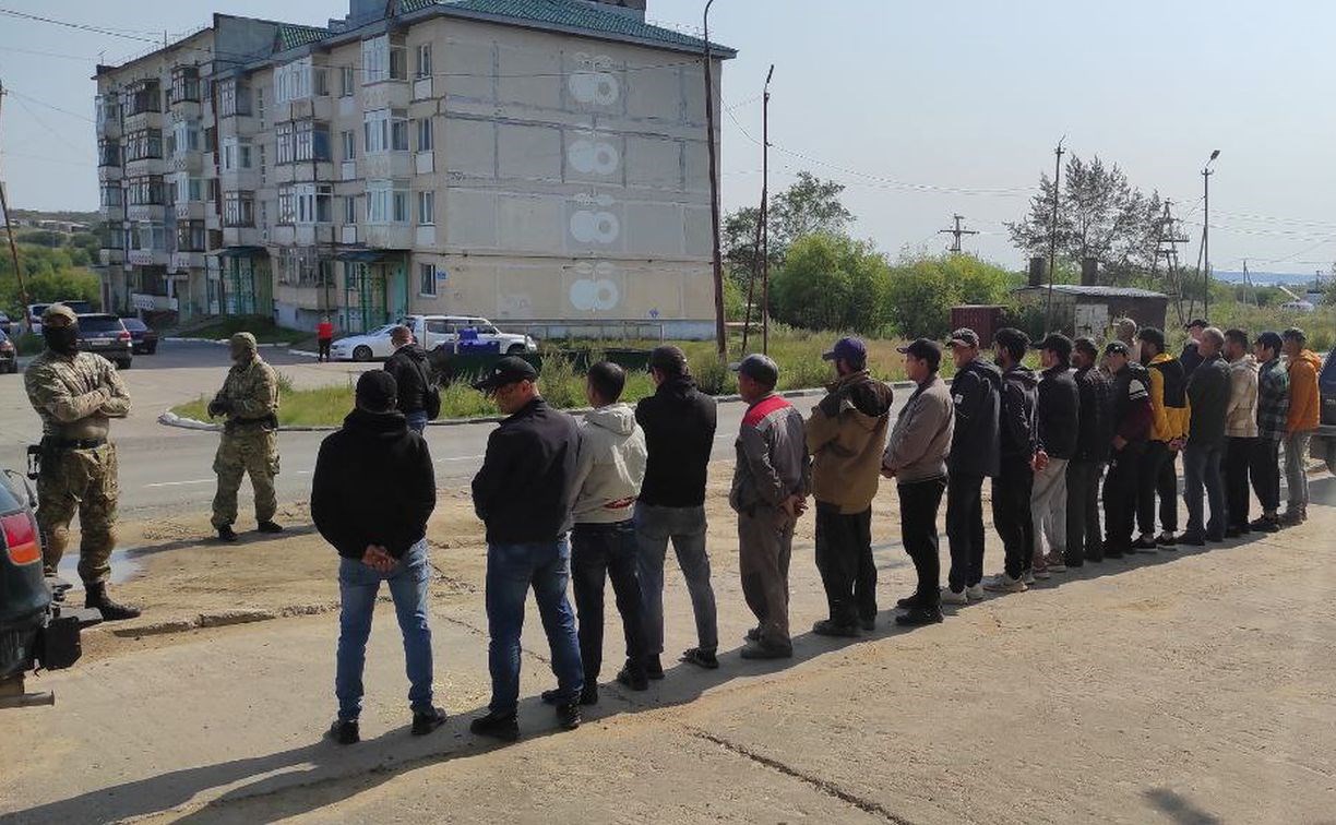 70 иностранцев оштрафовали, 35 – выдворят из России: ФСБ провела рейд в Охинском районе