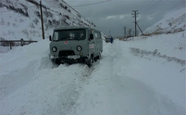 В Холмском районе из-за нерасчищенных дорог медики дважды не успели оказать помощь умирающим пациентам