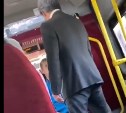 Мужчина выталкивал подростка из автобуса за пролитое на кресло молоко 