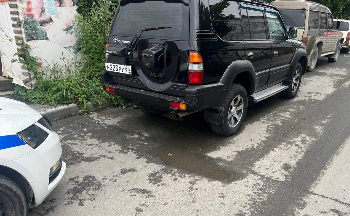 Повредил внедорожник и скрылся: в Южно-Сахалинске ищут очевидцев ДТП