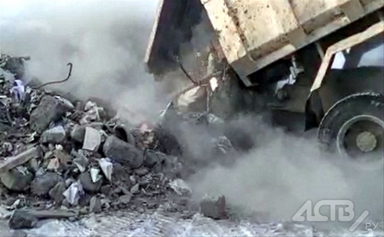 В Южно-Сахалинске кто-то завалил тоннами строительного мусора дорогу и продолжает это делать