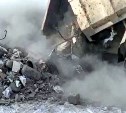 В Южно-Сахалинске кто-то завалил тоннами строительного мусора дорогу и продолжает это делать