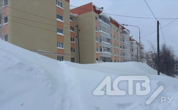 Метель терзает Охинский район: ветер сбивает с ног, на улицах выросли снежные стены