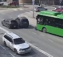 Момент ДТП с зеленым автобусом в Южно-Сахалинске попал на камеры