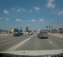 Едущий "зигзагом" седан сбил с толку автомобилистов в Южно-Сахалинске