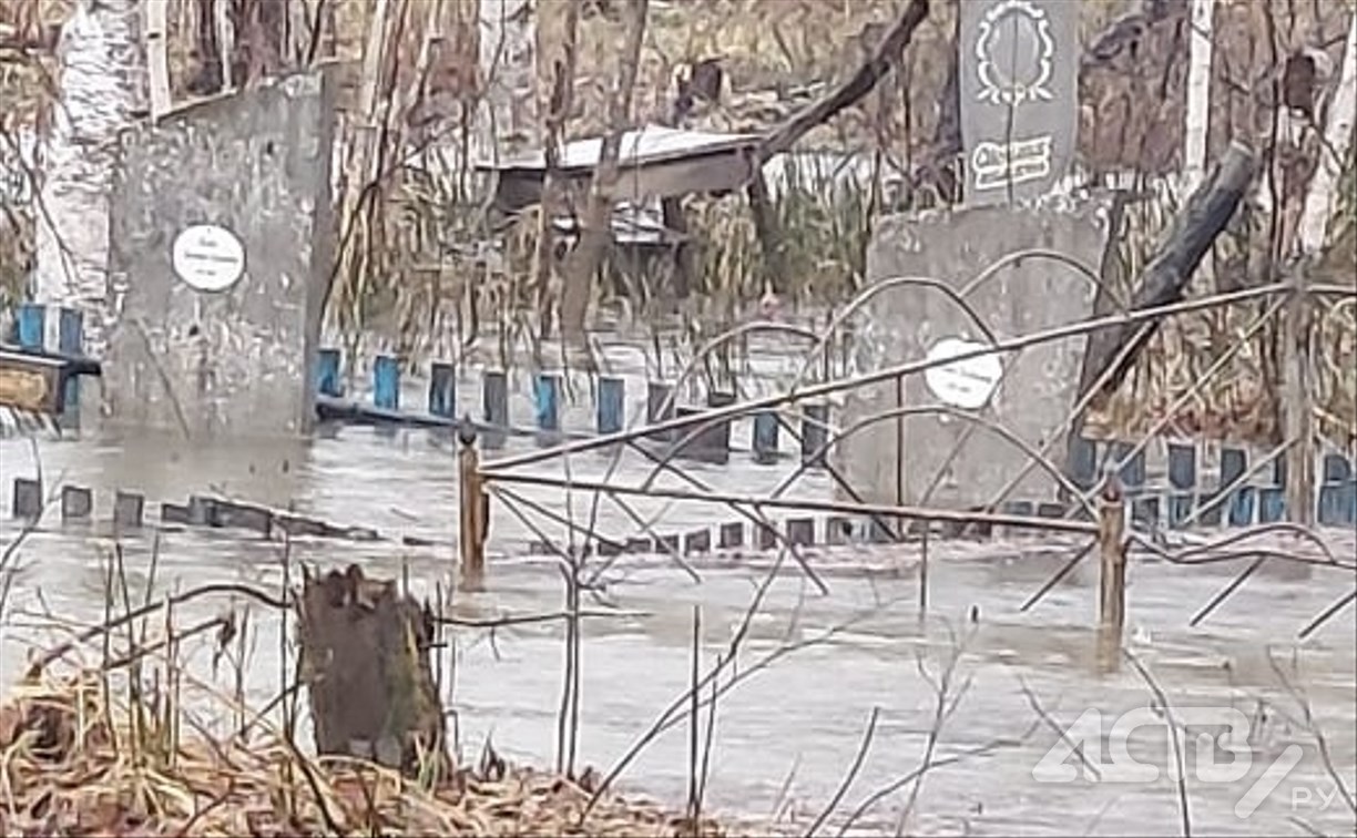 Река затопила кладбище и вышла на дорогу в районе Ясного
