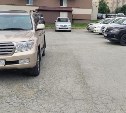 В Южно-Сахалинске неизвестный повредил припаркованный "Лэнд" и скрылся