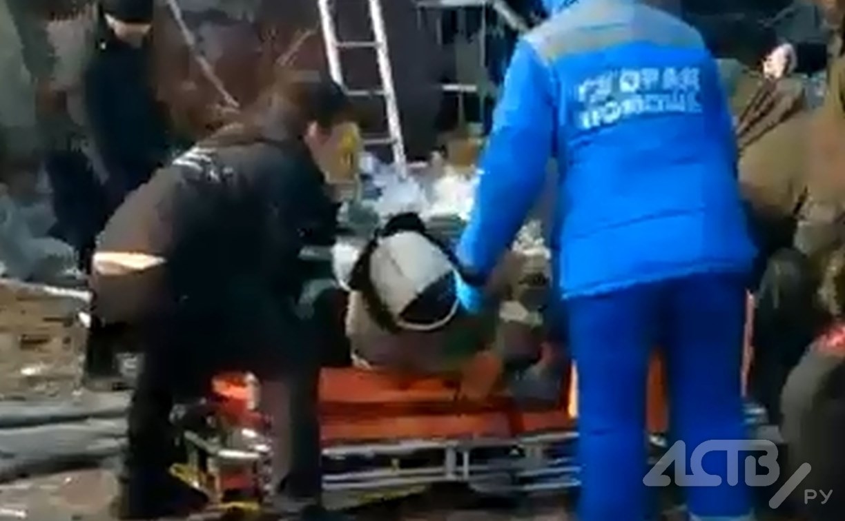 Очевидцы: во время разбора завалов в Тымовском пострадал спасатель