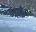 "Стали спасителями в трудный момент": инспекторы ДПС помогли сахалинке, застрявшей на авто в сугробе