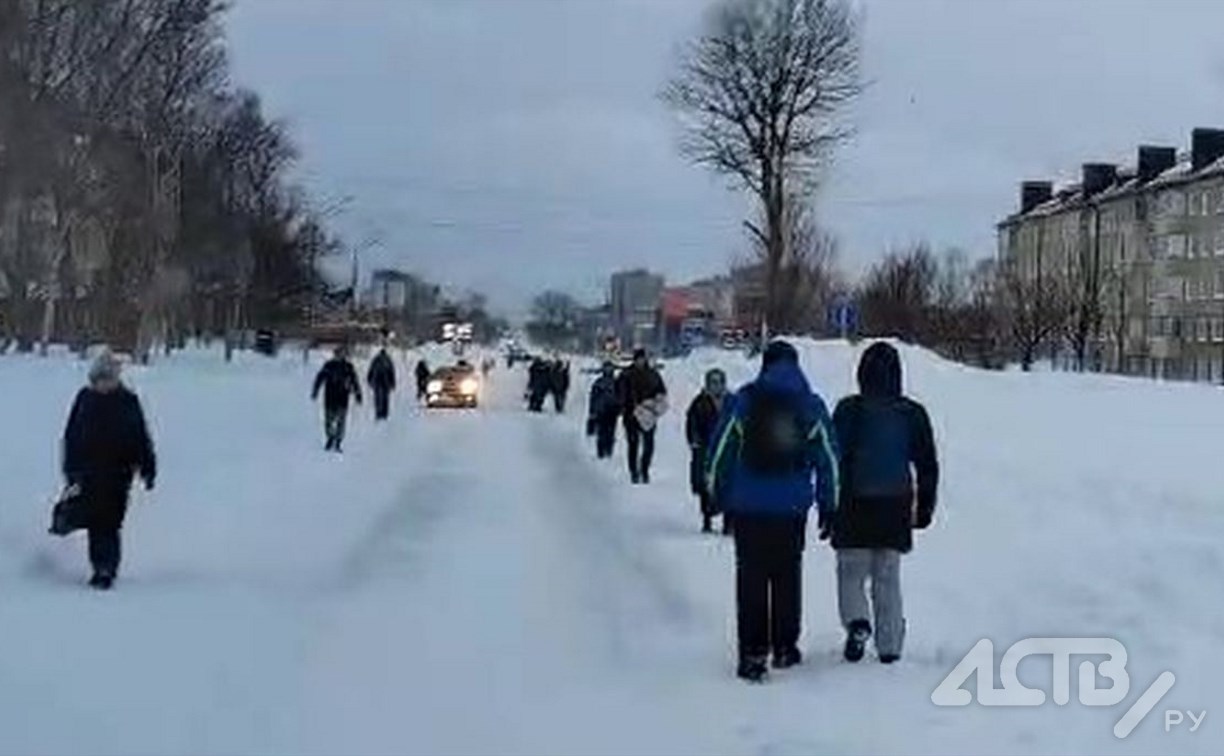 "Смешались в кучу машины, люди": обстановку в заснеженном Южно-Сахалинске показали на видео
