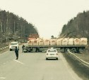 Грузовик с цементом врезался в дорожное ограждение на Сахалине
