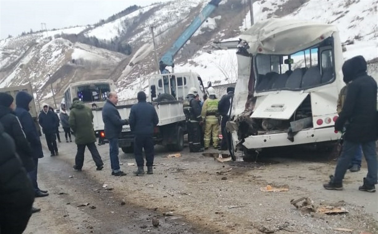 Мэр Невельска рассказал подробности смертельной аварии с участием автобуса и грузовика