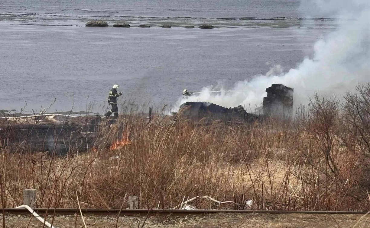 Пожар на морском берегу тушили в Невельске
