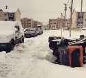 "Вышла промашка": в Дальнем погрузчик не справился со снегом и завалился в кювет