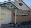 Крыльцо бывшего магазина южносахалинцы превратили в свалку