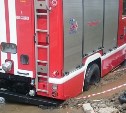 Пожарный автомобиль провалился в яму  в Южно-Сахалинске