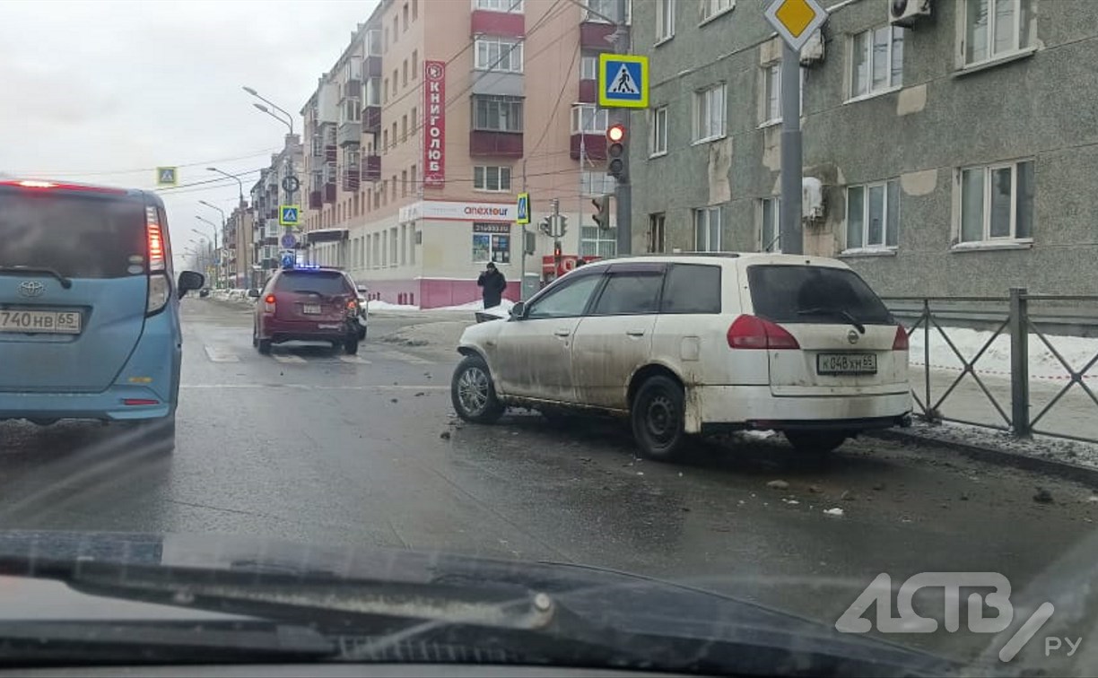 Два универсала столкнулись на перекрёстке в Южно-Сахалинске
