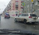 Два универсала столкнулись на перекрёстке в Южно-Сахалинске