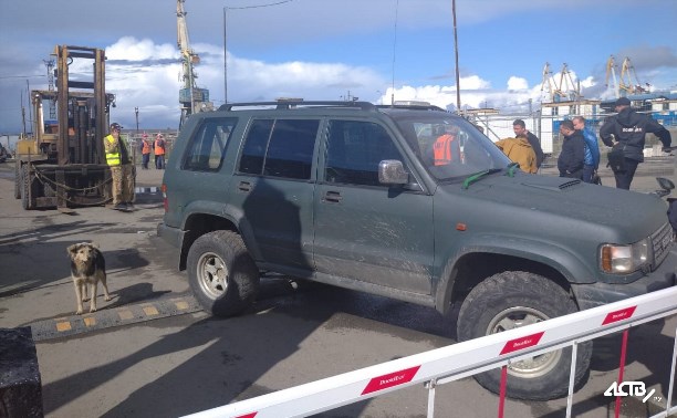 Предприниматель перегородил въезд в Холмский порт