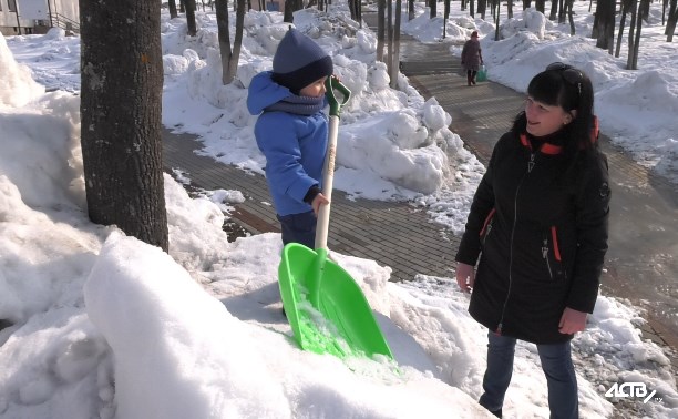 Двухлетний мальчик бескорыстно помог сахалинцам почистить снег