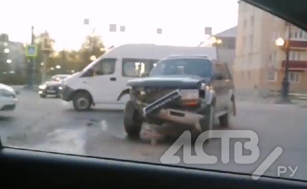 В Южно-Сахалинске два автомобиля не поделили перекрёсток с потухшим светофором