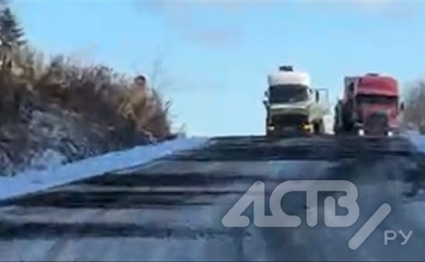 Несколько большегрузов оказались в ледяном плену в Томаринском районе
