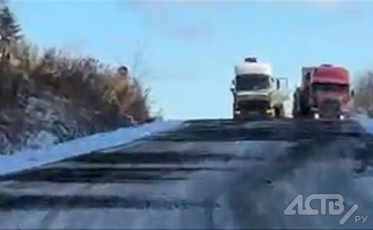 Несколько большегрузов оказались в ледяном плену в Томаринском районе