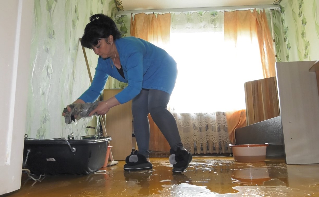 Вода с чердака залила жилой дом в Новоалександровске