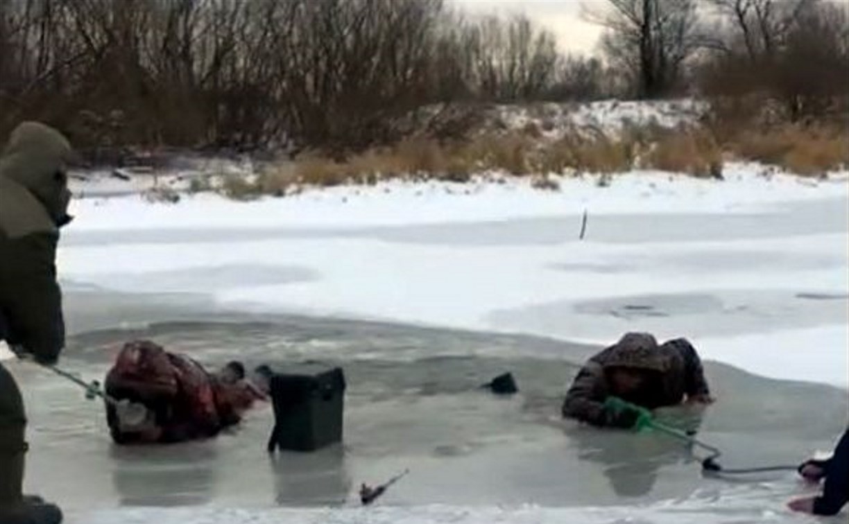 "Первые мамонтята": сахалинцы рассылают видео с провалившимися под лёд рыбаками