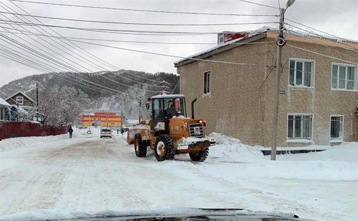 Невельский район расчищают от снега после циклона