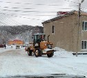 Невельский район расчищают от снега после циклона