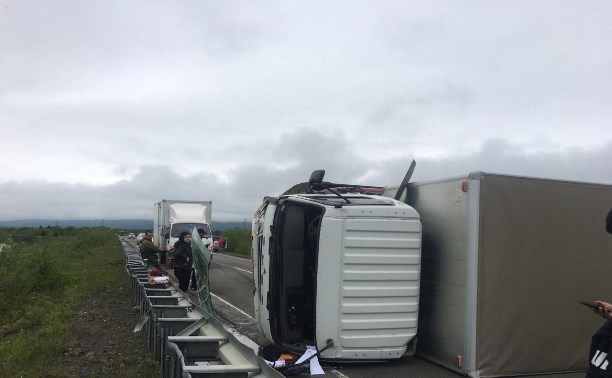 Упавшая фура перегородила дорогу в Поронайском районе