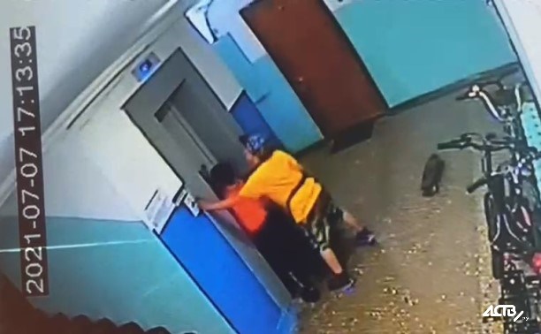 Малолетние хулиганы сломали лифт в южно-сахалинской многоэтажке