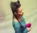 Девушку, которая может быть причастна к трате денег с чужой карты, ищет полиция Южно-Сахалинска