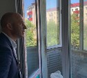Жителям сползавшего в овраг дома на Сахалине дадут квартиры в конце августа
