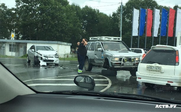 Внедорожник потерял колесо при столкновении с легковушкой в Южно-Сахалинске