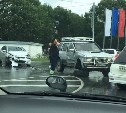 Внедорожник потерял колесо при столкновении с легковушкой в Южно-Сахалинске