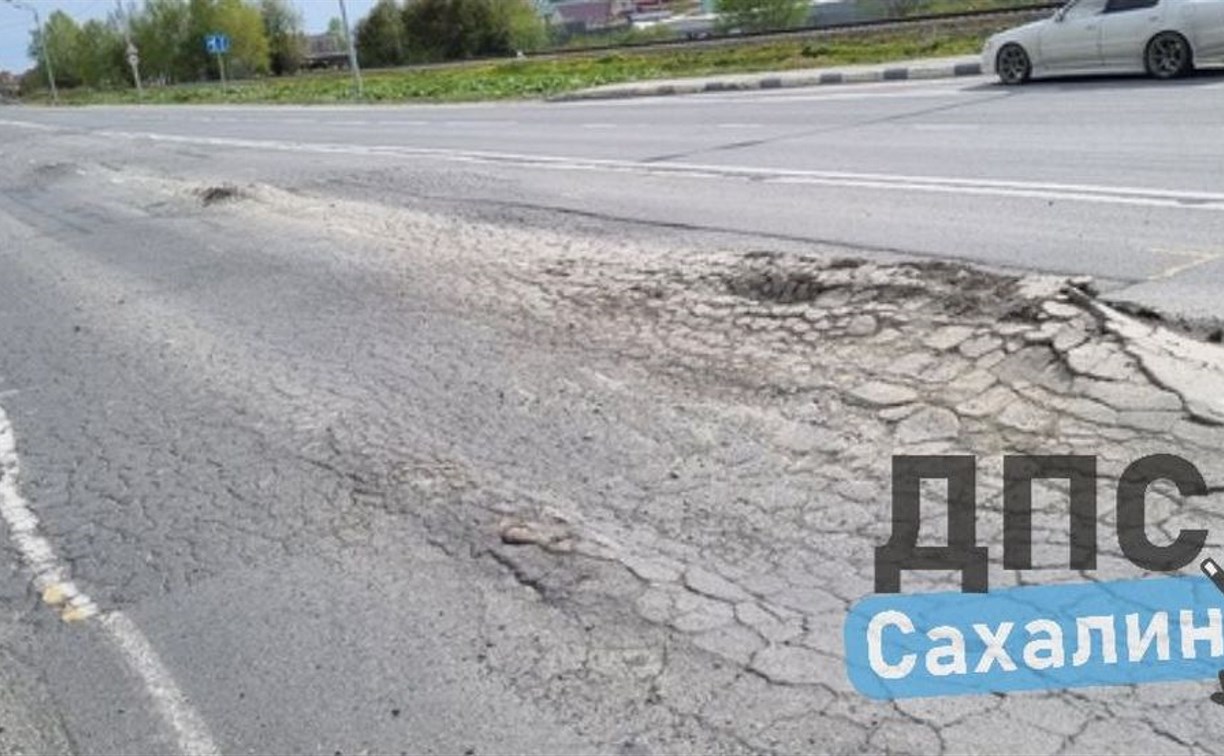 Южно-сахалинские автомобилисты жалуются на "грыжу" на дороге в районе "Сити Молла"