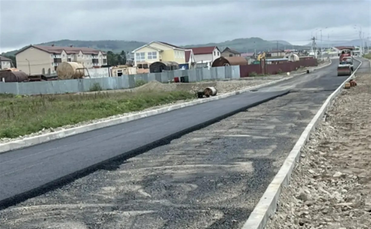 На автодороге Южно-Курильск – Отрада начали укладывать асфальт